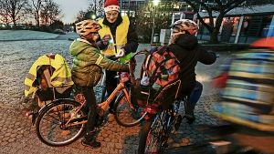 Wie   Norbert Fischer in Herrenberg prüften Helfer  in acht  Kommunen das Licht an den  Fahrrädern. Meistens war alles in Ordnung – so auch in diesem Fall. Foto: factum/Granville