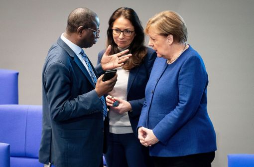 Merkel (r.) redet mit  den Abgeordneten Diaby (l.) und Fahimi (m.) Foto: dpa/Kay Nietfeld