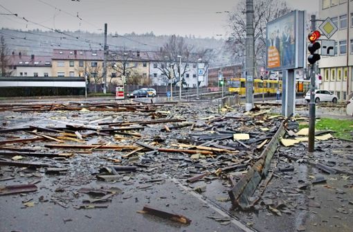 Ein wahres Trümmerfeld hat es in Stuttgart-Wangen auf die Straße geweht. Foto: dpa
