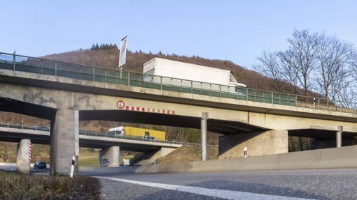 Im Zuge der Sanierung wird auch an der Brücke in Fahrtrichtung München gearbeitet. Foto: IMAGO/Arnulf Hettrich/IMAGO/Arnulf Hettrich