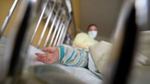 Ein am Respiratorischen Synzytial-Virus (RS-Virus oder RSV) erkrankter kleiner Patient liegt auf einer Kinderstation eines Klinkums in einem Krankenbett. Foto: dpa/Marijan Murat