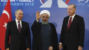 Der russische Präsident Wladimir Putin (li), der iranische Präsident Hassan Ruhani  und der türkische Präsident Recep Tayyip Erdogan stehen vor ihrem Gespräch im Rahmen des Syrien-Gipfels nebeneinander . Foto: Presidency Press Service