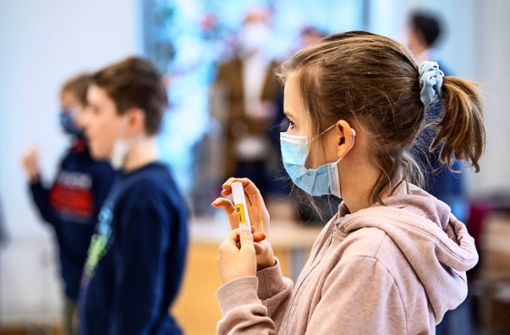Schüler sollen sich direkt vor Ort selbst testen können, um das Infektionsgeschehen einzudämmen. Foto: dpa/Matthias Balk