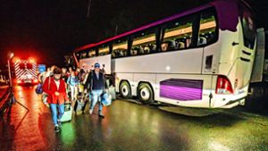 Heimweg: Die gestrandete Reisegruppe verlässt den Bus. Foto: 7aktuell