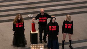 Drei Mitglieder der russischen Band Pussy Riot treten im Rahmen der Flatz-Retrospektive in der Pinakothek der Moderne mit Musik und Aktionen auf. Als zweiter von links steht der österreichische Künstler Wolfgang Flatz. Foto: Peter Kneffel/dpa
