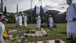 Hinduisten bereiten sich auf einen Gottesdienst vor, obwohl sie in der Gefahrenzone des Vulkans sind. Foto: Getty Images AsiaPac