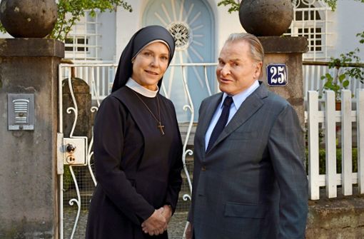 Wie ein altes Ehepaar: Schwester Hanna (Janina Hartwig) und Fritz Wepper in seiner Paraderolle Foto: ARD/Barbara Bauriedl