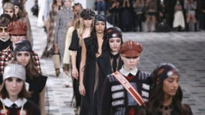 Models präsentieren die Herbst/Winter Damenkollektion von Dior in Paris. Foto: dpa/Vianney Le Caer