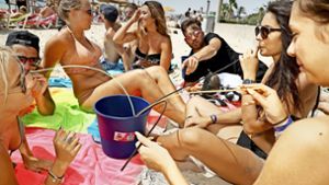 Alkoholkonsum am Strand ist verboten – was diese Touristen  aber nicht zu stören scheint. Foto: dpa, Getty