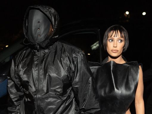 Kanye West und seine Frau und Muse Bianca Censori sorgen bei der Fashion Week in Paris für Schlagzeilen. Foto: imago/Bestimage