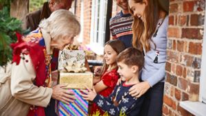 Wenn Oma und Opa zu Weihnachten die Kinder mit Geschenken überhäufen, kann das manchmal den Eltern echt zu viel werden. Foto: Imago/Shotshop/Monkey Business 2