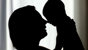Bislang ist im Bürgerlichen Gesetzbuch festgehalten, dass der zweite Elternteil ein Mann sein muss. Foto: dpa