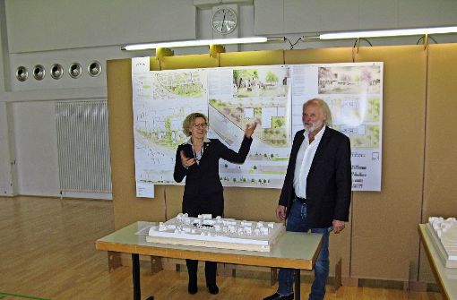 Die Erste Bürgermeisterin Eva Noller und der Jury-Vorsitzende Professor Hubert Möhrle erläutern die Entwürfe für die Schelmenäcker. Foto: Götz Schultheiss