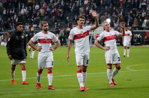 Enttäuschung bei den Spielern des VfB Stuttgart nach der deutlichen 0:3-Niederlage bei Eintracht Frankfurt. Foto: Pressefoto Baumann