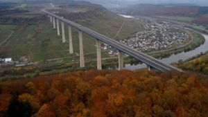 Die Luftaufnahme mit einer Drohne zeigt die Hochmoselbrücke bei Zeltingen-Rachtig in Rheinland-Pfalz. Das Bauwerk überspannt  das Moseltal in einer Höhe von 160 Metern auf einer Länge von 1700 Metern. Foto: Thomas Frey/dpa/Thomas Frey