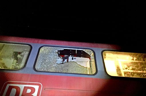 Eine Kugel schlug durch die Scheibe in den Maschinenraum einer Lok ein. Diese konnte danach nicht weiterfahren. Foto: Bundespolizei