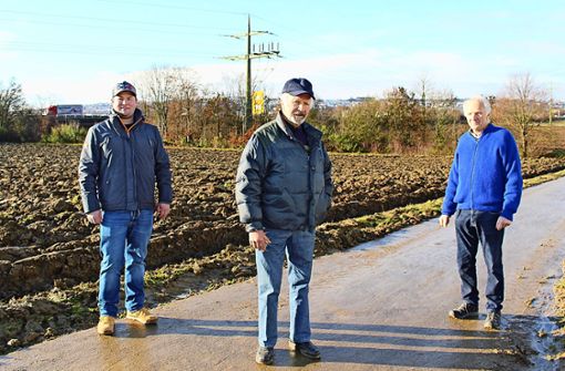 Die drei Landwirte Tobias Briem, Gebhard Handte und Ernst Schumacher (von links) stellen sich gegen die Ausbaupläne für die B 27. Foto: Caroline Holowiecki