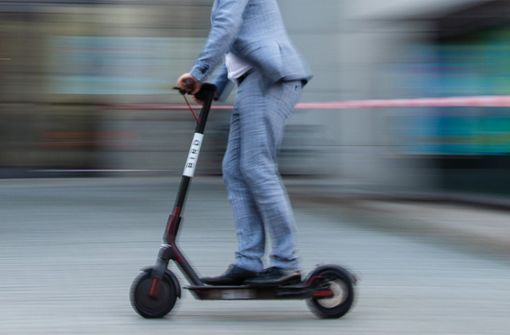 Die E-Scooter dürfen auf Radwegen rasante  20 km/h fahren, auf Gehwegen nur zwölf km/h. Foto: dpa/Nicolas Armer