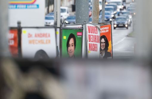 Wahlplakate in Stuttgart – die Parteien werben mit griffigen Slogans, aber was steht eigentlich genau in ihren Wahlprogrammen drin? Foto: dpa/Marijan Murat