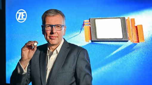 ZF-Vorstandschef Holger Klein bei der Präsentation eines Siliziumkarbid-Chips, der in Elektroautos zum Einsatz kommt Foto: dpa/Felix Kästle