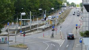 Der Rückbau der Pragstraße beginnt 2024. Die Fahrbahnen bergab in Richtung Wilhelma werden aufgegeben und durch Rad- und Gehwege ersetzt. Foto: Uli Nagel
