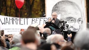 Der AfD-Bundestagsabgeordnete Hansjörg Müller spricht bei einer Demonstration gegen die Corona-Maßnahmen. Foto: dpa/Kay Nietfeld