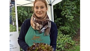 Katharina Schober verkauft frischen Salat und anderes Gemüse. Foto: Fritzsche