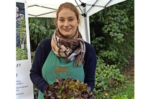 Katharina Schober verkauft frischen Salat und anderes Gemüse. Foto: Fritzsche
