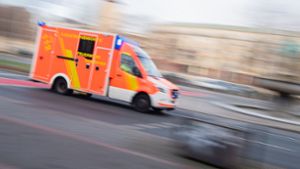 Ein Krankenwagen brachte den Mann in eine Spezialklinik. Foto: dpa/Julian Stratenschulte