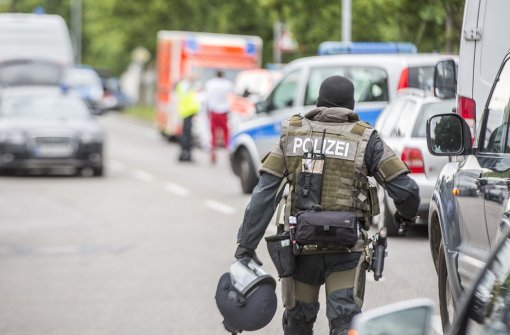 Ein Spezialeinsatzkommando der Polizei ist im Stuttgarter Osten im Einsatz. Die Polizei sperrte ein Haus weiträumig ab. Foto: 7aktuell.de/Adomat