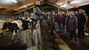Michael Mohring (links) erklärt den Besuchern ausführlich, wie er  seinen Milchviehbetrieb organisiert. Foto: Ines Rudel/Ines Rudel
