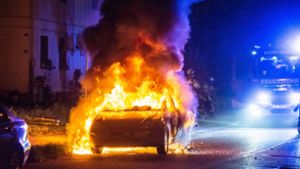 Die Feuerwehr kann den brennenden Wagen schnell löschen – zu retten war er aber nicht mehr. Foto: 7aktuell.de/Moritz Bassermann/7aktuell.de | Moritz Bassermann