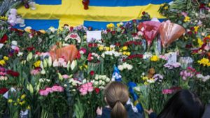 Menschen gedenken in Schweden der Opfer eines Terroranschlags. Foto: AFP