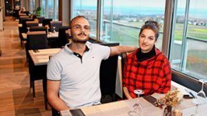 Milad Habibian und Dorsa Mihankhah sind die neuen Betreiber des Restaurants im Asemwald. Foto: Caroline Holowiecki