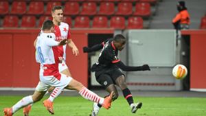 Moussa Diaby (r) von Bayer Leverkusen spielt den Ball. Foto: dpa/Ina Fassbender