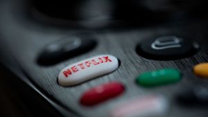 Der Streaminganbieter Netflix erhöht in Deutschland seine Preise. (Symbolbild) Foto: dpa/Rolf Vennenbernd