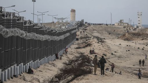 Vertriebene Palästinenser aus dem nördlichen Gazastreifen an der Mauer, die Ägypten und den Gazastreifen trennt. Foto: Mohammed Talatene/dpa