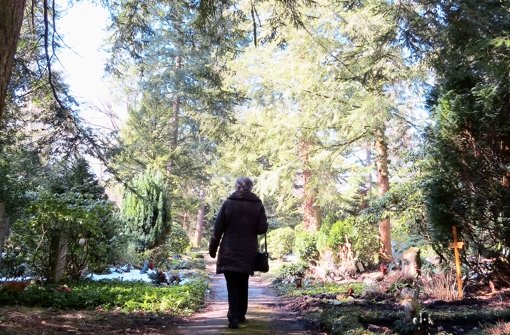 Wenn Helga Hofstetter das Grab ihres Mannes am Waldfriedhof besucht, muss sie Zeit einplanen. Foto: red