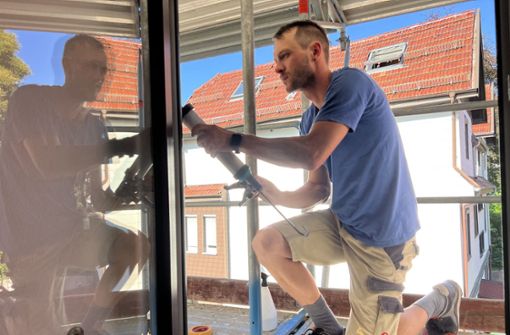 Fensterbauer bei der Arbeit: Das Handwerk ächzt unter einer Regelungsflut – das raubt Zeit für die eigentliche Tätigkeit Foto: Zoller