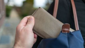 Durch Ablenkung hat ein Dieb in Leonberg einen Geldbeutel ergattert. Foto: IMAGO/Funke Foto Services//Olaf Fuhrmann