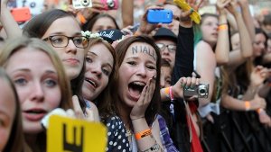 One Direction-Fans: Ekstase beim jugendlichen Publikum in Düsseldorf. Foto: dpa