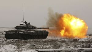 Ein russischer Kampfpanzer vom Typ T-72B3 feuert in der Ukraine. Deren Verteidiger haben den russischen Offensive an den meisten Fronten gestoppt. Foto: AP/dpa