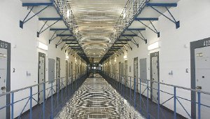 Knast-Atmosphäre (das Symbolfoto vom 27.03.2007 zeigt einen von vier Gefangenenflügeln der Justizvollzugsanstalt Bruchsal) Foto: dpa