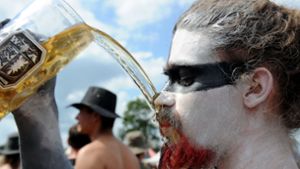 Kann passieren: Ein Metal-Fan nähert sich auf dem Wacken-Festival seinem Getränk. Foto: dpa