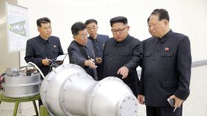 Kim Jong-un bei der Inspektion eines angeblichen Wasserstoffbomben-Sprengkopfes. Foto: KCNA via KNS