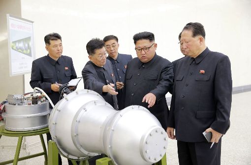 Kim Jong-un bei der Inspektion eines angeblichen Wasserstoffbomben-Sprengkopfes. Foto: KCNA via KNS