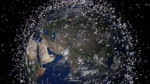 Das computergenerierte Bild der European Space Agency (ESA) zeigt Weltraummüll früherer Weltraummissionen, der neben intakten Satelliten um die Erde kreist. Foto: ESA/dpa