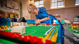 Spaß mit Lego in den Herbstferien in der Stadthalle von Murrhardt: Beim letzten Schliff für das Fußballstadion ist  Konzentration gefragt. Foto: Gottfried Stoppel