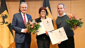 OB Frank Nopper (li.) und die Preisträger Clarissa Seitz und Matthias Murjahn Foto: Stadt