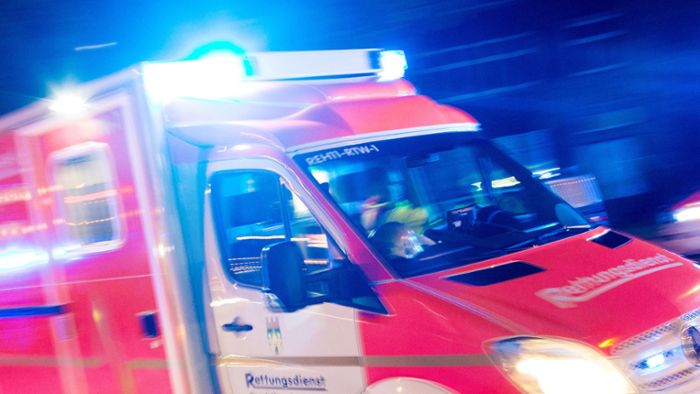 42-Jährige kollidiert mit zwei Fahrzeugen – Verletzte